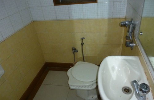 Prabhadevi Hotel | Basera Hotel