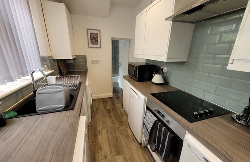 Tunstall House | 💼 Basford House | 3BR, 2BA Home with WiFi & Smart TVs | Sleeps 5