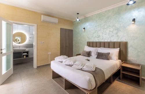 Xewkija Hotel | Battista Guesthouse with pool-room 4