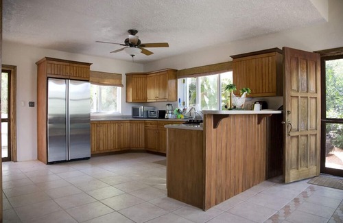 Peterborg House | BATTMAN'S BEACH HOUSE.nWalk to the Beach, See the Views and The Reviews!