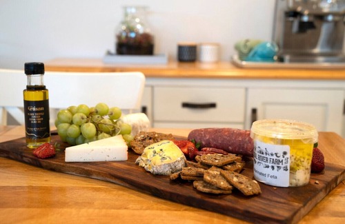 Curlewis House | Bay Breeze Retreat - Pet friendly