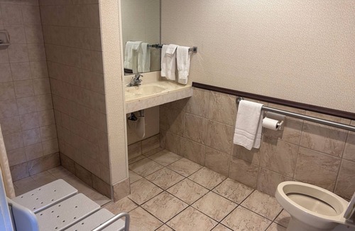 Bay City Hotel | Bay Valley Lakeside Stay – Golf Course Access & Peaceful Views