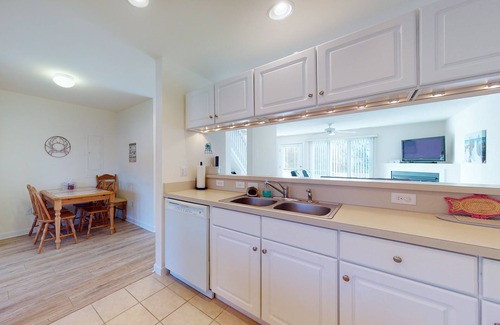 Bethany Beach House | Bayberry Woods condo with fast WiFi, on-site pool, tennis & pickleball