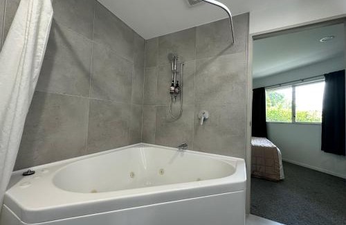 Taupo Hotel | Baycourt Lakefront Motel
