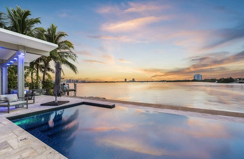 Seybold Villa | Bayfront Escape Poolside Luxury Villa with Sunset Views