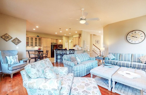The Commons House | Bayside Resort house w/free WiFi, tennis court, gym, and fireplace
