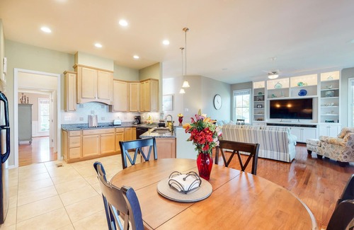 The Commons House | Bayside Resort house w/free WiFi, tennis court, gym, and fireplace