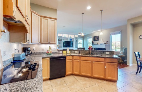 The Commons House | Bayside Resort house w/free WiFi, tennis court, gym, and fireplace