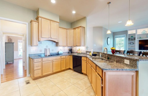 The Commons House | Bayside Resort house w/free WiFi, tennis court, gym, and fireplace