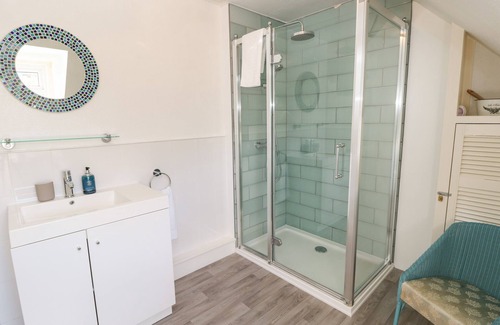 Totland Bay Cottage | BAYTREE COTTAGE, pet friendly, with open fire in Totland
