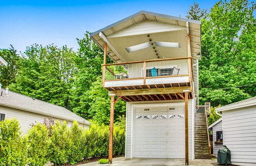 Blaine Apartment | Bayview retreat with fast WiFi, a furnished deck, kitchenette, & washer/dryer