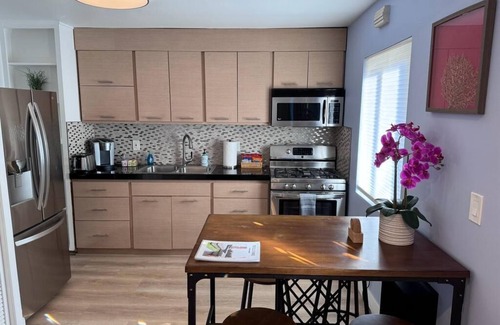 Hillcrest House | BBQ Grill, 5 mins to DT, Canyon Views, Parking