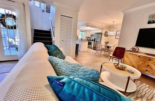 Iona House | BEACH Bound POOLSIDE Retreat 5 mins to beach, Sanibel, Captiva, Ft Myers Beach