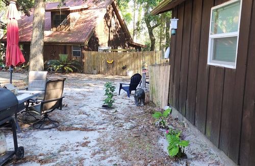 Navarre Cabin | Beach Cottage 5min walk to bay or 5 min. Travel to Gulf of Mexico