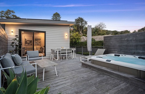 Terrigal Cottage | Beach Cottage with Deck & Spa in Terrigal. 10min walk to beach