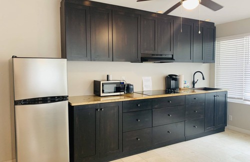 Demere Park Cottage | Beach Cove - Walk to Pier, Village, Shops & Restaurants