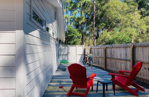 Demere Park Cottage | Beach Cove - Walk to Pier, Village, Shops & Restaurants