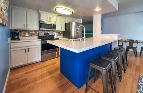 South Padre Island Apartment | Beach Digs: Walk to Restaurants, Bars & Ocean