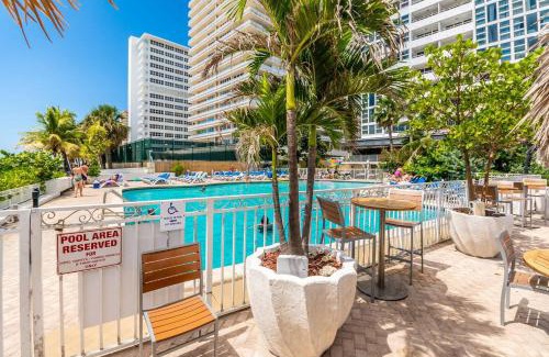Galt Mile Apartment | Beach Front 2 Bed Condo - Pool & Tiki Bar
