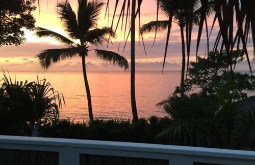 La Iglesia House | BEACH FRONT 3 Bedroom Villa with private Pool Sleeps 7