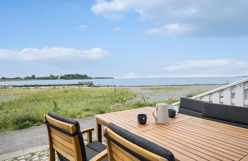 Nykobing Sjaelland Apartment | Beach front apartment in Nykøbing Sj