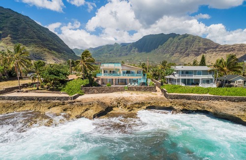 Makaha House | BEACH FRONT Paradise With A/C, Pool & Jet Tub