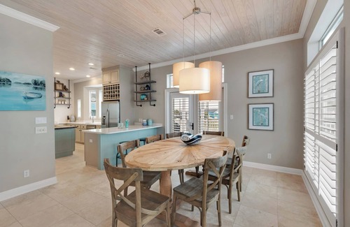 Villa Segunda House | 🌴 Beach Getaway 🌴 Steps to Beach w/Pool + Sleeps 22 + Gulf Views