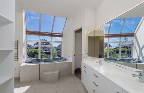Pauanui House | Beach Haven Bonanza - Pauanui Holiday Home