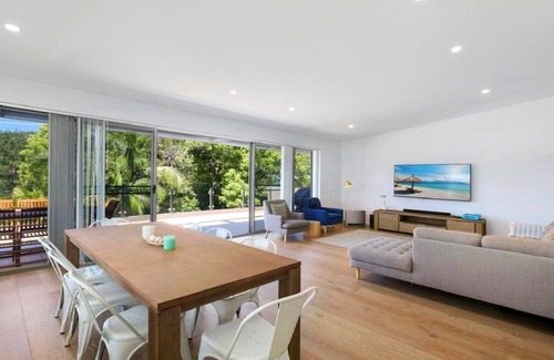 Terrigal Apartment | BEACH HAVEN | Close to beach , WIFI | Accom Holidays