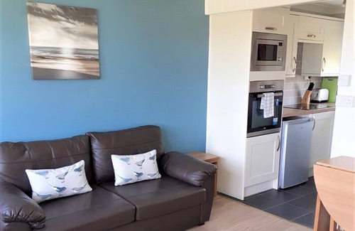 Scratby Ski Chalet | Beach Haven on quiet site walk to beach, nr Gt Yarmouth & Broads