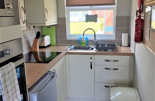 Scratby Ski Chalet | Beach Haven on quiet site walk to beach, nr Gt Yarmouth & Broads