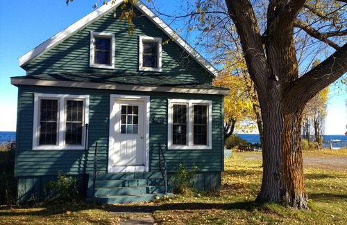Marquette House | Beach Home on McCarty's Cove!nWalk out your home right onto the beach!