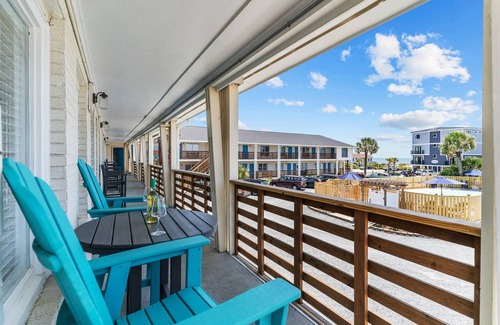 Yaupon Beach Hotel | Beach House OKI - Queen Suite in hotel on Oak Island, North Carolina