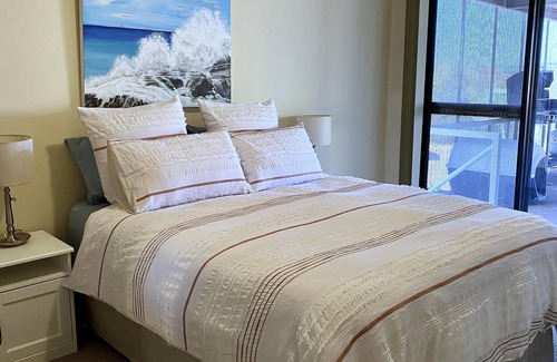 Miranda House | Beach House - Self Contained, Three Bedroom House with 2 Queens, 1 Double/Single Bunk Bed & 2 Pull-Out Single Beds, Secure Yard, Ocean/Bush/Mountain View