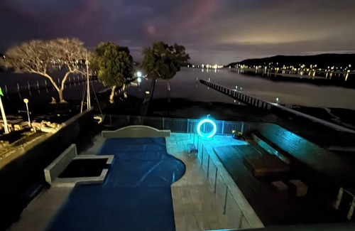 Tascott House | “Beach Paradise Villa | Private Garden & BBQ Area”