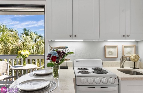 Siesta Key Village Ski Chalet | Beach Rd, 300ft to Beach Access & 500ft to Siesta Key Village, Studio