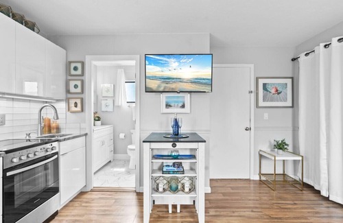 Siesta Key Village Ski Chalet | Beach Rd, 300ft to Beach Access & 500ft to Siesta Key Village, Studio