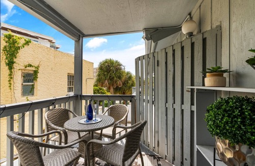 Siesta Key Village Ski Chalet | Beach Rd, 300ft to Beach Access & 500ft to Siesta Key Village, 2bdr