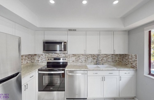 Siesta Key Village Ski Chalet | Beach Rd, 300ft to Beach Access & 500ft to Siesta Key Village, 2bdr & Studio