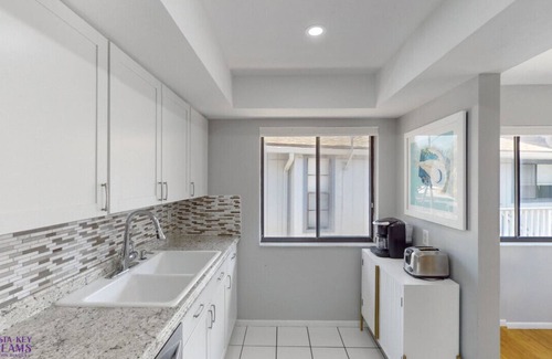 Siesta Key Village Ski Chalet | Beach Rd, 300ft to Beach Access & 500ft to Siesta Key Village, 2bdr & Studio