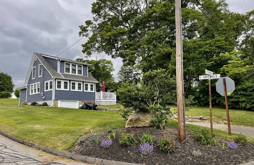 Niantic House | Beach Ready 3-bdrm house, Short Walk to Private Beach and Park, Lots of Parking