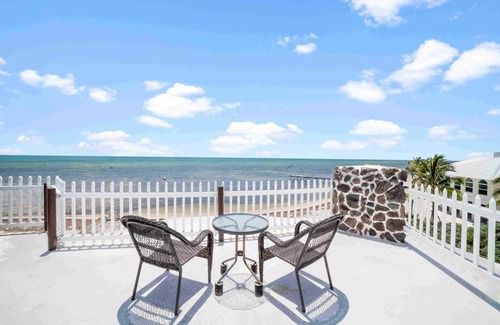 Long Beach Estates Bed & Breakfast | Beach View Room bed and breakfast Front Beach