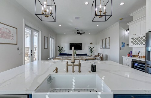 Crystal Beach House | Beaches&Dreams - HOT TUB - 5 Min Walk to Beach - Sleep 14