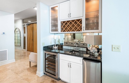 Ono Island Condo | Beachfront 10th-floor condo with Gulf view, pool, gym, & balcony