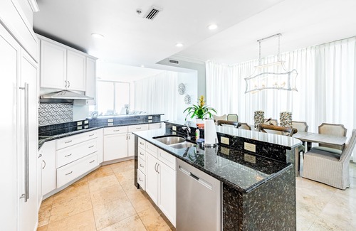 Ono Island Condo | Beachfront 10th-floor condo with Gulf view, pool, gym, & balcony