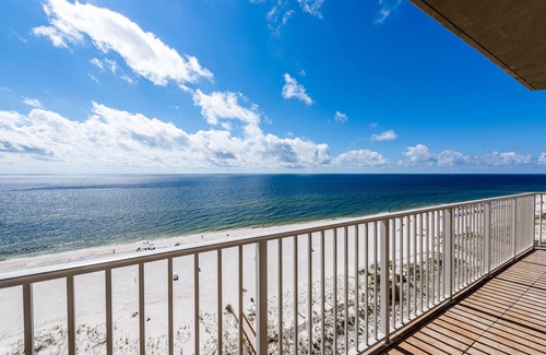 Ono Island Condo | Beachfront 10th-floor condo with Gulf view, pool, gym, & balcony