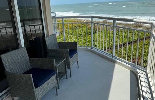 Fort Pierce Shores Condo | Beachfront 2BR/2BA Condo on Hutchinson Island w/Private Garage