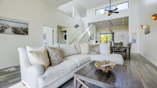 Oceano House | Beachfront 2BR w Deck Views Direct Sand Access Strand Way A