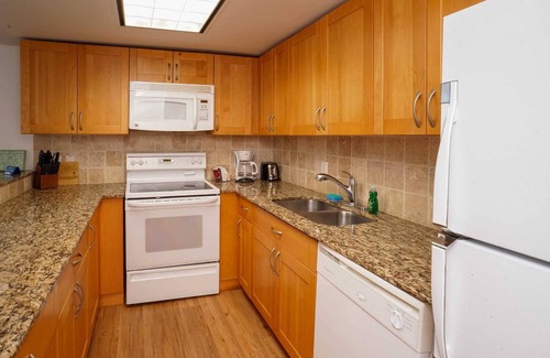 Mid Beach Apartment | BEACHFRONT 3 bedroom CONDO-HOTEL bayview & parking