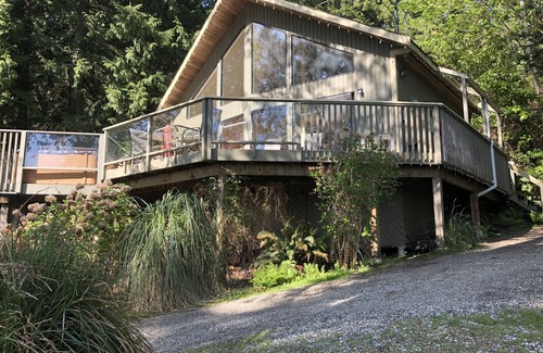 Halfmoon Bay Cottage | Beachfront Chalet